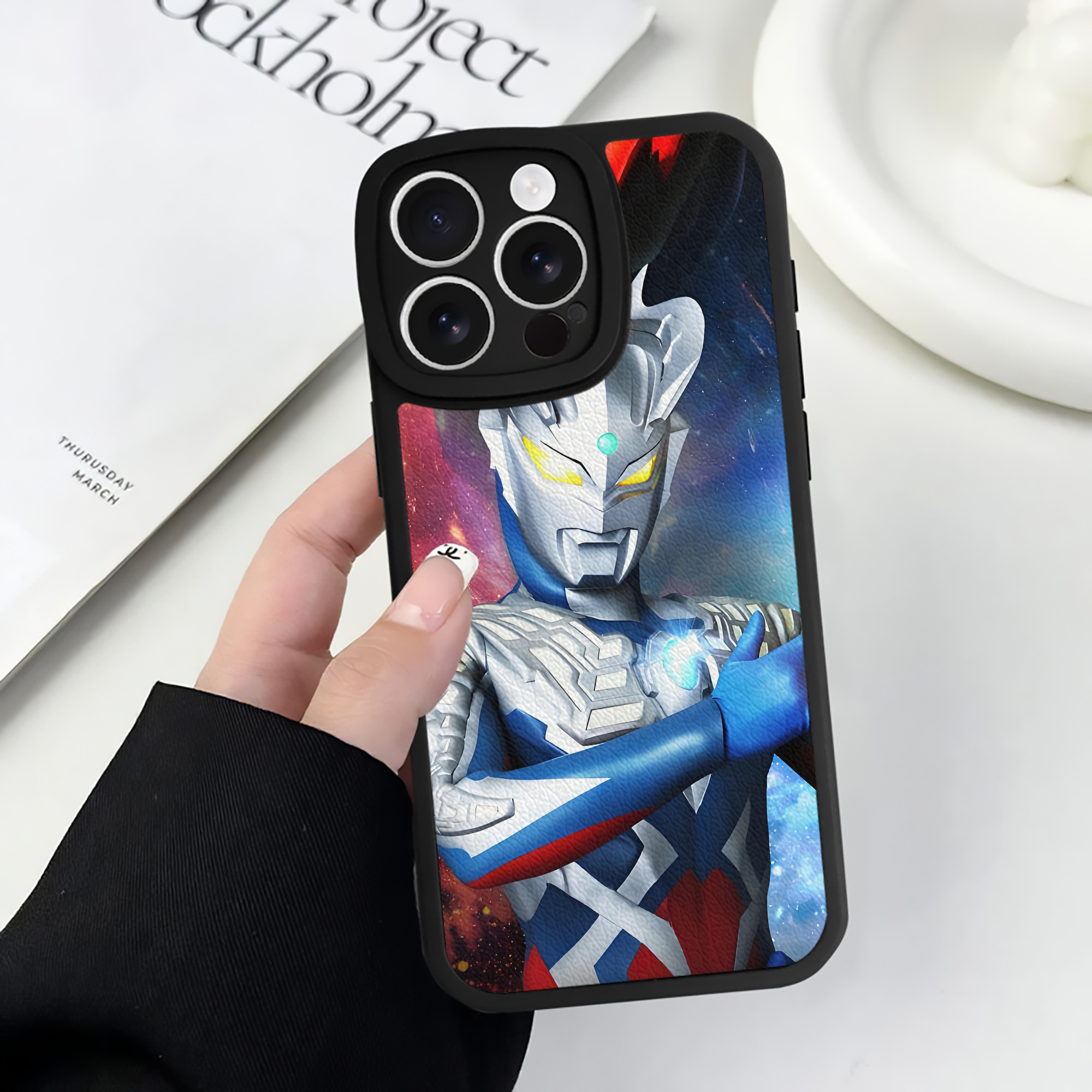 （画像用） ウルトラマン Ultraman 【iPhone 16シリーズ対応】シリコンスマホケース（レザー調） 材質：シリコン